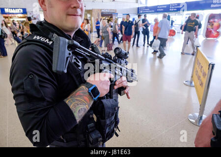 Bewaffnete Polizei Patrouille Leeds City Bahnhof. West Yorkshire. UK. 26. Mai 2017. Im Gefolge der terroristischen Angriff in Manchester, bewaffnete Offiziere von der zivilen Nutzung der Kernenergie im Vereinigten Königreich Constabulary (CNC) eingesetzt. lokalen bewaffneten Polizei im Norden von England zu unterstützen. Die übliche Rolle der CNC ist die Bereitstellung der bewaffneten Polizei und Sicherheit für britische zivile nukleare Einrichtungen. Hier CNC-Polizisten patrouillieren mit Offizieren der West Yorkshire Police Feuerwaffen Support Unit bei Leeds City Bahnhof gesehen. Credit: Ian Wray/Alamy leben Nachrichten Stockfoto