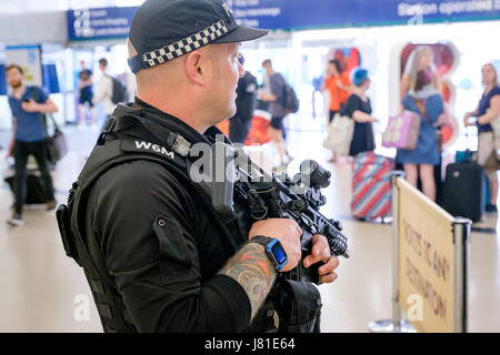 Bewaffnete Polizei Patrouille Leeds City Bahnhof. West Yorkshire. UK. 26. Mai 2017. Im Gefolge der terroristischen Angriff in Manchester, bewaffnete Offiziere von der zivilen Nutzung der Kernenergie im Vereinigten Königreich Constabulary (CNC) eingesetzt. lokalen bewaffneten Polizei im Norden von England zu unterstützen. Die übliche Rolle der CNC ist die Bereitstellung der bewaffneten Polizei und Sicherheit für britische zivile nukleare Einrichtungen. Hier CNC-Polizisten patrouillieren mit Offizieren der West Yorkshire Police Feuerwaffen Support Unit bei Leeds City Bahnhof gesehen. Credit: Ian Wray/Alamy leben Nachrichten Stockfoto