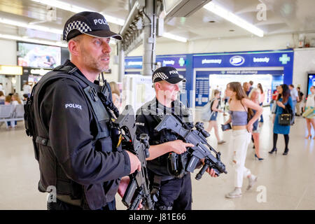 Bewaffnete Polizei Patrouille Leeds City Bahnhof. West Yorkshire. UK. 26. Mai 2017. Im Gefolge der terroristischen Angriff in Manchester, bewaffnete Offiziere von der zivilen Nutzung der Kernenergie im Vereinigten Königreich Constabulary (CNC) eingesetzt. lokalen bewaffneten Polizei im Norden von England zu unterstützen. Die übliche Rolle der CNC ist die Bereitstellung der bewaffneten Polizei und Sicherheit für britische zivile nukleare Einrichtungen. Hier CNC-Polizisten patrouillieren mit Offizieren der West Yorkshire Police Feuerwaffen Support Unit bei Leeds City Bahnhof gesehen. Credit: Ian Wray/Alamy leben Nachrichten Stockfoto