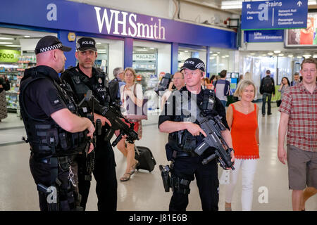 Bewaffnete Polizei Patrouille Leeds City Bahnhof. West Yorkshire. UK. 26. Mai 2017. Im Gefolge der terroristischen Angriff in Manchester, bewaffnete Offiziere von der zivilen Nutzung der Kernenergie im Vereinigten Königreich Constabulary (CNC) eingesetzt. lokalen bewaffneten Polizei im Norden von England zu unterstützen. Die übliche Rolle der CNC ist die Bereitstellung der bewaffneten Polizei und Sicherheit für britische zivile nukleare Einrichtungen. Hier CNC-Polizisten patrouillieren mit Offizieren der West Yorkshire Police Feuerwaffen Support Unit bei Leeds City Bahnhof gesehen. Credit: Ian Wray/Alamy leben Nachrichten Stockfoto