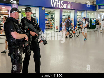 Bewaffnete Polizei Patrouille Leeds City Bahnhof. West Yorkshire. UK. 26. Mai 2017. Im Gefolge der terroristischen Angriff in Manchester, bewaffnete Offiziere von der zivilen Nutzung der Kernenergie im Vereinigten Königreich Constabulary (CNC) eingesetzt. lokalen bewaffneten Polizei im Norden von England zu unterstützen. Die übliche Rolle der CNC ist die Bereitstellung der bewaffneten Polizei und Sicherheit für britische zivile nukleare Einrichtungen. Hier CNC-Polizisten patrouillieren mit Offizieren der West Yorkshire Police Feuerwaffen Support Unit bei Leeds City Bahnhof gesehen. Credit: Ian Wray/Alamy leben Nachrichten Stockfoto