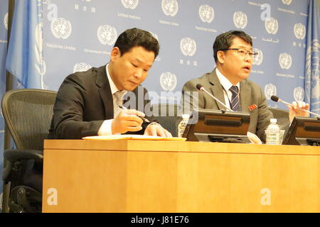 New York, USA. 26. Mai 2017. Nordkoreas stellvertretender Botschafter Kim In Ryong seines Landes Raketen Tests zu Reportern bei den Vereinten Nationen gesprochen, dann links ohne Fragen Credit: Matthew Russell Lee/Alamy Live News Stockfoto