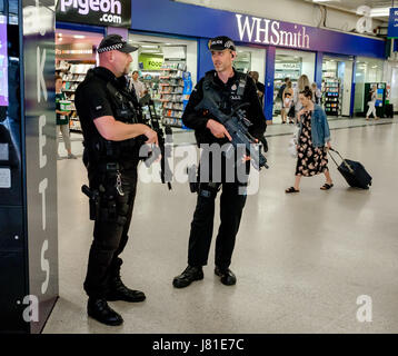 Bewaffnete Polizei Patrouille Leeds City Bahnhof. West Yorkshire. UK. 26. Mai 2017. Im Gefolge der terroristischen Angriff in Manchester, bewaffnete Offiziere von der zivilen Nutzung der Kernenergie im Vereinigten Königreich Constabulary (CNC) eingesetzt. lokalen bewaffneten Polizei im Norden von England zu unterstützen. Die übliche Rolle der CNC ist die Bereitstellung der bewaffneten Polizei und Sicherheit für britische zivile nukleare Einrichtungen. Hier CNC-Polizisten patrouillieren mit Offizieren der West Yorkshire Police Feuerwaffen Support Unit bei Leeds City Bahnhof gesehen. Credit: Ian Wray/Alamy leben Nachrichten Stockfoto