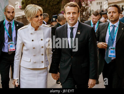 Taormina, Italien. 26. Mai 2017. Frankreichs Präsident Emmanuel Macron und seine Frau Brigitte können auf ihrem Weg zu einem Konzert in das griechische Theater in Taormina, Italien, 26. Mai 2017 gesehen. Die Staats-und Regierungschefs der Mitgliedstaaten G7 sammelten für den Gipfel vom 26. Mai bis 27. Mai 2017 stattfinden. Foto: Michael Kappeler/Dpa/Alamy Live News Stockfoto