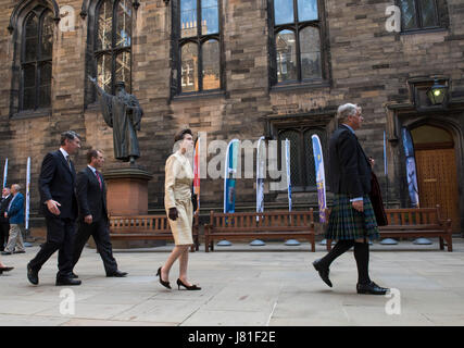 Edinburgh, UK. 26. Mai 2017. Generalversammlung der Church Of Scotland. Tag 7: Ihre Königliche Hoheit The Princess Royal, Prinzessin Anne, kommt in der Montagehalle für den Finaltag des Verfahrens. Im Anschluss an sind Ehemann Timothy Laurence und Sohn Peter Phillips.Credit: Andrew O'Brien/Alamy Live News Stockfoto