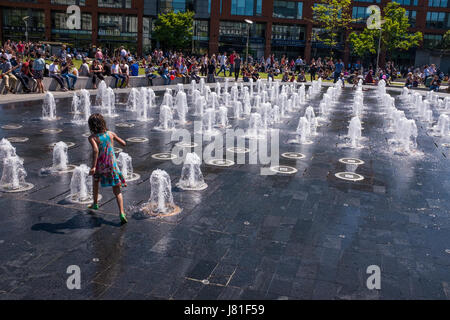 Manchester, UK. 26. Mai 2017. Großbritannien Wetter. Ein junges Mädchen spielt in der neu renovierten Brunnen in Piccadilly Gardens, Manchester, England zur Abkühlung an einem schönen heißen Tag. Foto Ian Walker/Alamy News. Bildnachweis: Ian Walker/Alamy Live-Nachrichten Stockfoto