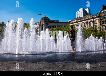 Manchester, UK. 26. Mai 2017. Großbritannien Wetter. Ein kleiner Junge spielt in der neu renovierten Brunnen in Piccadilly Gardens, Manchester, England zur Abkühlung an einem schönen heißen Tag. Foto Ian Walker/Alamy News. Bildnachweis: Ian Walker/Alamy Live-Nachrichten Stockfoto