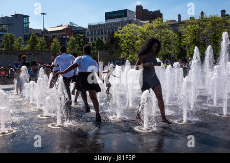 Manchester, UK. 26. Mai 2017. Großbritannien Wetter. Menschen spielen in den frisch renovierten Brunnen in Piccadilly Gardens, Manchester, England zur Abkühlung an einem schönen heißen Tag. Foto Ian Walker/Alamy News. Bildnachweis: Ian Walker/Alamy Live-Nachrichten Stockfoto