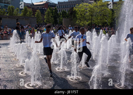 Manchester, UK. 26. Mai 2017. Großbritannien Wetter. Schulkinder in den frisch renovierten Brunnen in Piccadilly Gardens, Manchester, England zur Abkühlung an einem schönen heißen Tag zu spielen. Foto Ian Walker/Alamy News. Bildnachweis: Ian Walker/Alamy Live-Nachrichten Stockfoto