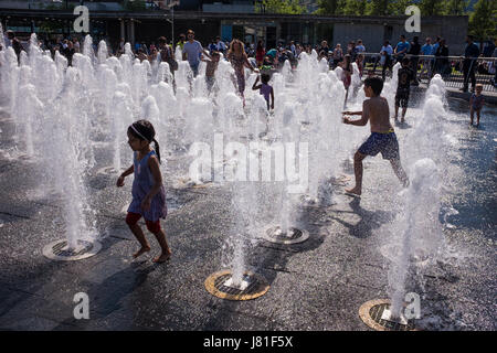 Manchester, UK. 26. Mai 2017. Großbritannien Wetter. Kleine Kinder spielen in den frisch renovierten Brunnen in Piccadilly Gardens, Manchester, England zur Abkühlung an einem schönen heißen Tag. Foto Ian Walker/Alamy News. Bildnachweis: Ian Walker/Alamy Live-Nachrichten Stockfoto