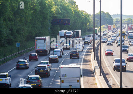 Northampton, M1 Autobahn, 26. Mai 2017, stark befahrenen an Kreuzung 15A. Staus Richtung Norden auf der M1 mit Baustellen nach Kreuzung 16, wodurch die Pendler und Bank Holiday Wochenende Verkehr zurück bis heute Abend, was zu langen Warteschlangen. Bildnachweis: Keith J Smith. / Alamy Live News Stockfoto