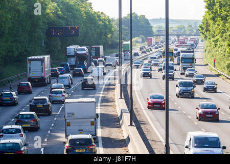 Northampton, M1 Autobahn, 26. Mai 2017, stark befahrenen an Kreuzung 15A. Staus Richtung Norden auf der M1 mit Baustellen nach Kreuzung 16, wodurch die Pendler und Bank Holiday Wochenende Verkehr zurück bis heute Abend, was zu langen Warteschlangen. Bildnachweis: Keith J Smith. / Alamy Live News Stockfoto