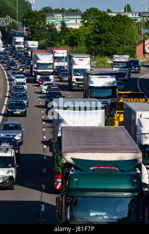 Northampton, M1 Autobahn, 26. Mai 2017, stark befahrenen an Kreuzung 15A. Staus Richtung Norden auf der M1 mit Baustellen nach Kreuzung 16, wodurch die Pendler und Bank Holiday Wochenende Verkehr zurück bis heute Abend, was zu langen Warteschlangen. Bildnachweis: Keith J Smith. / Alamy Live News Stockfoto