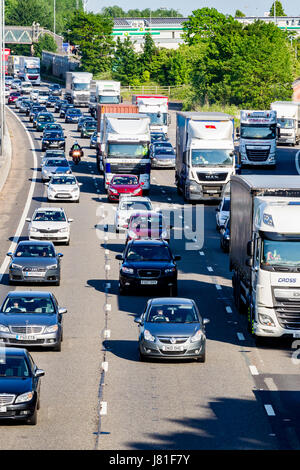 Northampton, M1 Autobahn, 26. Mai 2017, stark befahrenen an Kreuzung 15A. Staus Richtung Norden auf der M1 mit Baustellen nach Kreuzung 16, wodurch die Pendler und Bank Holiday Wochenende Verkehr zurück bis heute Abend, was zu langen Warteschlangen. Bildnachweis: Keith J Smith. / Alamy Live News Stockfoto