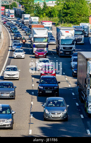 Northampton, M1 Autobahn, 26. Mai 2017, stark befahrenen an Kreuzung 15A. Staus Richtung Norden auf der M1 mit Baustellen nach Kreuzung 16, wodurch die Pendler und Bank Holiday Wochenende Verkehr zurück bis heute Abend, was zu langen Warteschlangen. Bildnachweis: Keith J Smith. / Alamy Live News Stockfoto