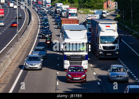 Northampton, M1 Autobahn, 26. Mai 2017, stark befahrenen an Kreuzung 15A. Staus Richtung Norden auf der M1 mit Baustellen nach Kreuzung 16, wodurch die Pendler und Bank Holiday Wochenende Verkehr zurück bis heute Abend, was zu langen Warteschlangen. Bildnachweis: Keith J Smith. / Alamy Live News Stockfoto