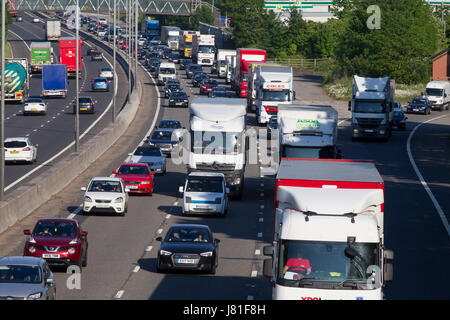 Northampton, M1 Autobahn, 26. Mai 2017, stark befahrenen an Kreuzung 15A. Staus Richtung Norden auf der M1 mit Baustellen nach Kreuzung 16, wodurch die Pendler und Bank Holiday Wochenende Verkehr zurück bis heute Abend, was zu langen Warteschlangen. Bildnachweis: Keith J Smith. / Alamy Live News Stockfoto