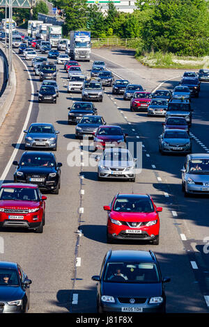 Northampton, M1 Autobahn, 26. Mai 2017, stark befahrenen an Kreuzung 15A. Staus Richtung Norden auf der M1 mit Baustellen nach Kreuzung 16, wodurch die Pendler und Bank Holiday Wochenende Verkehr zurück bis heute Abend, was zu langen Warteschlangen. Bildnachweis: Keith J Smith. / Alamy Live News Stockfoto