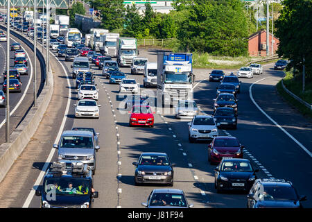 Northampton, M1 Autobahn, 26. Mai 2017, stark befahrenen an Kreuzung 15A. Staus Richtung Norden auf der M1 mit Baustellen nach Kreuzung 16, wodurch die Pendler und Bank Holiday Wochenende Verkehr zurück bis heute Abend, was zu langen Warteschlangen. Bildnachweis: Keith J Smith. / Alamy Live News Stockfoto