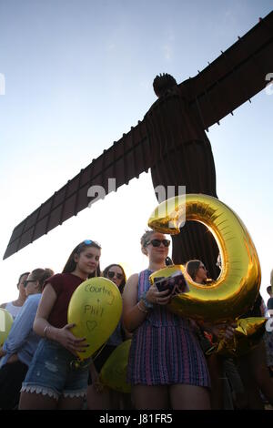 Gateshead, UK. 26. Mai 2017. 19:00 Mahnwache mit Blumen & gelbe Luftballons Freigabe an die Engel des Nordens, das Leben der Teenager Courtney Boyle & Stiefvater Philip Tron von Gateshead, die in Manchester Arena Angriff gestorben zu feiern statt. Gateshead, UK Credit: David Whinham/Alamy Live-Nachrichten Stockfoto