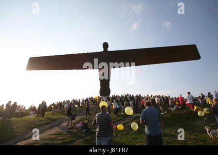 Gateshead, UK. 26. Mai 2017. 19:00 Mahnwache mit Blumen & gelbe Luftballons Freigabe an die Engel des Nordens, das Leben der Teenager Courtney Boyle & Stiefvater Philip Tron von Gateshead, die in Manchester Arena Angriff gestorben zu feiern statt. Gateshead, UK Credit: David Whinham/Alamy Live-Nachrichten Stockfoto