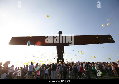 Gateshead, UK. 26. Mai 2017. 19:00 Mahnwache mit Blumen & gelbe Luftballons Freigabe an die Engel des Nordens, das Leben der Teenager Courtney Boyle & Stiefvater Philip Tron von Gateshead, die in Manchester Arena Angriff gestorben zu feiern statt. Gateshead, UK Credit: David Whinham/Alamy Live-Nachrichten Stockfoto