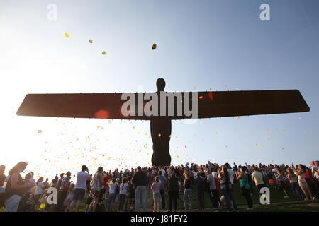 Gateshead, UK. 26. Mai 2017. 19:00 Mahnwache mit Blumen & gelbe Luftballons Freigabe an die Engel des Nordens, das Leben der Teenager Courtney Boyle & Stiefvater Philip Tron von Gateshead, die in Manchester Arena Angriff gestorben zu feiern statt. Gateshead, UK Credit: David Whinham/Alamy Live-Nachrichten Stockfoto