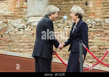 Taormina, Italien. 26. Mai 2017. Italienischen Ministerpräsidenten Paolo Gentiloni, begrüßt links, britische Premierminister Theresa Mai vor dem Gruppenfoto der G7-Gipfel in der alten sizilianischen Zitadelle Theater von Taormina 26. Mai 2017 in Taormina, Italien. Am ersten gegen Tag Staats-und Regierungschefs auf dem G7-Gipfel Trump wieder ein Wahrzeichen Klimaabkommen zu überzeugen. Bildnachweis: Planetpix/Alamy Live-Nachrichten Stockfoto