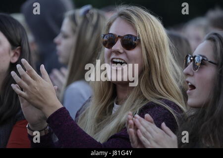 Berlin, Deutschland. 26. Mai 2017. Fans applaudierten Yvonne Catterfeld. Deutsche Sängerin Yvonne Catterfeld live gespielt auf der 36. Kirchentag in Berlin vor dem Brandenburger Tor. Das Konzert war Teil des Kulturprogramms auf dem Kirchentag. Stockfoto