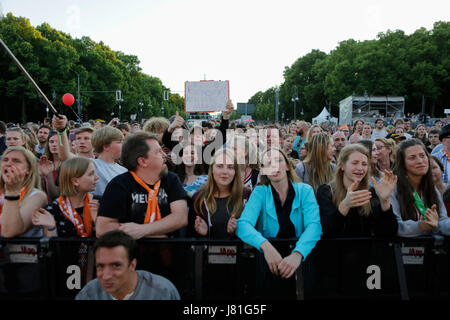 Berlin, Deutschland. 26. Mai 2017. Fans sind das Yvonne Catterfeld Konzert abgebildet. Deutsche Sängerin Yvonne Catterfeld live gespielt auf der 36. Kirchentag in Berlin vor dem Brandenburger Tor. Das Konzert war Teil des Kulturprogramms auf dem Kirchentag. Stockfoto