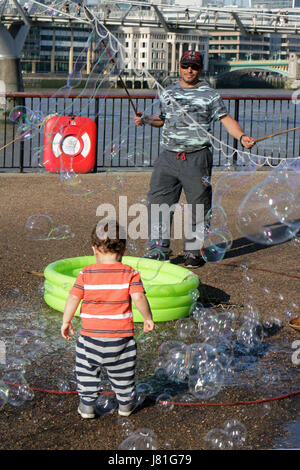 Southbank, London, UK. 26. Mai 2017. Die Blase Mann unterhält die Kinder in der Nachmittagssonne auf der Southbank. Bildnachweis: Julia Gavin UK/Alamy Live-Nachrichten Stockfoto