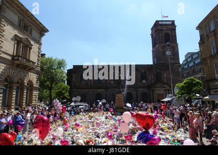 Ein Meer von Luftballons und Blumen Teppich St Anns Square, wie trauernden Hommagen an die 22 Opfer bringen und die Stadt von Manchester auf dem Bürgersteig in St Anns Square im Stadtzentrum von Manchester geschrieben, da die Menschen feiern und trauern. Salman Abedi explodierte eine Bombe Selbstmord und ist vermutlich Teil einer libyschen Basis Terror-Zelle. Stockfoto