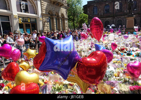 Ein Meer von Luftballons und Blumen Teppich St Anns Square, wie trauernden Hommagen an die 22 Opfer bringen und die Stadt von Manchester auf dem Bürgersteig in St Anns Square im Stadtzentrum von Manchester geschrieben, da die Menschen feiern und trauern. Salman Abedi explodierte eine Bombe Selbstmord und ist vermutlich Teil einer libyschen Basis Terror-Zelle. Stockfoto