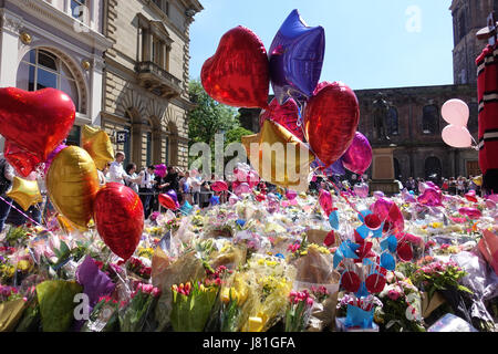 Ein Meer von Luftballons und Blumen Teppich St Anns Square, wie trauernden Hommagen an die 22 Opfer bringen und die Stadt von Manchester auf dem Bürgersteig in St Anns Square im Stadtzentrum von Manchester geschrieben, da die Menschen feiern und trauern. Salman Abedi explodierte eine Bombe Selbstmord und ist vermutlich Teil einer libyschen Basis Terror-Zelle. Stockfoto