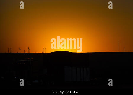 Arizona, USA. 26. Mai 2017. US - 23. Mai 2017-, USA - der Himmel ändert Farben als die Sonne über dem Horizont in New Mexico kommen vom Interstate 10 gesehen bereitet. Bildnachweis: Michael Lopez/ZUMA Draht/Alamy Live-Nachrichten Stockfoto