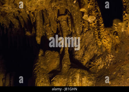 Arizona, USA. 26. Mai 2017. US - 23. Mai 2017-, US - Stalagmiten hängen vom Dach der Höhle am Koloss Höhle von Vail, Arizona.It enthält ca. 3,5 Meilen (5,6 km) der zugeordneten Durchgänge und von Soloman Lick im Jahre 1879 entdeckt wurde. Temperaturen im Durchschnitt 70 Ã'Â ° F (21 Ã'Â ° C) das ganze Jahr über. [1]. Die Höhle ist eine alte Karst, klassifiziert als '' trocken '' von Guides (obwohl dies kein höhlenkundlichen Begriff ist). Die Bedeutung davon ist, dass seinen Formationen vollständig trocken, oder '' tot sind '', und nicht wachsen. Colossal Cave wurde von 900 bis 1450 n. Chr. von den Hohokam, Sobaipuri und Apachen verwendet. Stockfoto