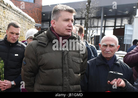 (170526)--NARVA (Estland), 26. Mai 2017 (Xinhua)--Datei Foto am 14. April 2017 zeigt russischen Konsul in Narva Andrey Surgaev (vorne) in Narva, Estland. Russischer Generalkonsul in Narva Dmitry Kazennov und Konsul Andrey Surgaev wurden aus Estland, die estnischen Außenministerium bestätigte am 26. Mai 2017 vertrieben. (Xinhua/Sergei Stepanov) Stockfoto