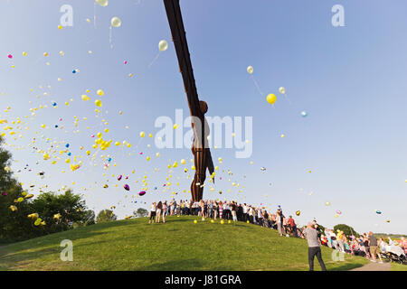 Gateshead, UK. 26. Mai 2017. Menschen versammeln sich an den Engel des Nordens zu vier einheimischen getötet in den jüngsten Manchester Selbstmordanschlag, Credit erinnern: Joseph Gallien/Alamy Live News Stockfoto