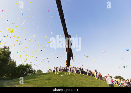 Gateshead, UK. 26. Mai 2017. Menschen versammeln sich an den Engel des Nordens zu vier einheimischen getötet in den jüngsten Manchester Selbstmordanschlag, Credit erinnern: Joseph Gallien/Alamy Live News Stockfoto