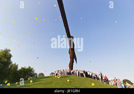 Gateshead, UK. 26. Mai 2017. Menschen versammeln sich an den Engel des Nordens zu vier einheimischen getötet in den jüngsten Manchester Selbstmordanschlag, Credit erinnern: Joseph Gallien/Alamy Live News Stockfoto