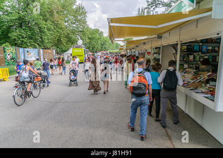 Madrid, Spanien. 26. Mai 2017. Besucher der Buchmesse in Madrid. Diese Messe findet jedes Jahr in den Park El Retiro in Madrid und wird täglich von Tausenden Menschen besucht. Bildnachweis: F. J. Carneros/Alamy Live-Nachrichten Stockfoto