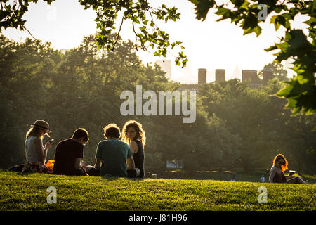 London, UK. 26. Mai 2017. UK-Wetter: Sonnenuntergang vom Greenwich Park einer der heißesten Tage des Mai endet. © Guy Corbishley/Alamy Live-Nachrichten Stockfoto