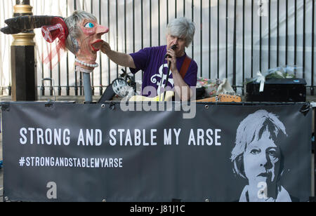 London, UK. 26. Mai 2017. 26. Mai 2017 - No10Vigil stunt 'Hose, Brexit' gegenüber Downing Street. London zum protest gegen Brexit.The No10Vigil befindet sich gegenüber der Downing Street 3 Mal pro Woche (Mo/Mi/Fr) mit Musik und Gesang aus Protest gegen austritt. Bildnachweis: Bruce Tanner/Alamy Live-Nachrichten Stockfoto
