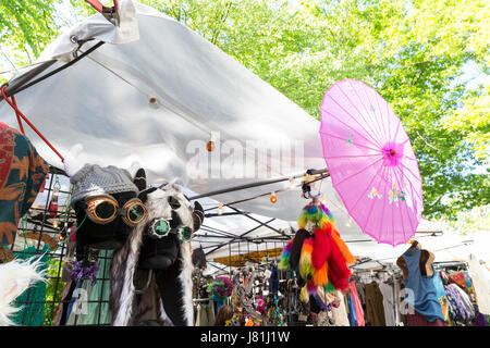 Seattle, Washington, USA. 26. Mai 2017. Waren zum Verkauf auf dem ungewöhnlich Markt während der Eröffnungstag der Northwest Folklife Festival. Das jährliche Festival der ethnischen, Volksmusik und traditionelle Kunst, Kunsthandwerk und Musik, die über das Memorial Day Wochenende in Seattle, Washington in Seattle Center stattfindet. Im Jahr 1971 von der Seattle Folklore Society, der National Parkservice und der National Folk Festival Association gegründet. Bildnachweis: Paul Gordon/Alamy Live-Nachrichten Stockfoto