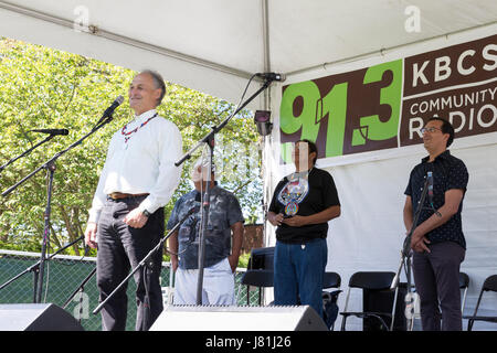 Seattle, Washington, USA. 26. Mai 2017. Ken Workman, Mitglied des Duwamish Tribal Council und ein direkter Nachfahre von Chief Seattle, spricht bei der Eröffnungsfeier der Duwamish des Northwest Folklife Festival. Das jährliche Festival der ethnischen, Volksmusik und traditionelle Kunst, Kunsthandwerk und Musik, die über das Memorial Day Wochenende in Seattle, Washington in Seattle Center stattfindet. Im Jahr 1971 von der Seattle Folklore Society, der National Parkservice und der National Folk Festival Association gegründet. Bildnachweis: Paul Gordon/Alamy Live-Nachrichten Stockfoto