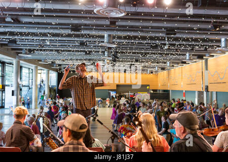 Seattle, Washington, USA. 26. Mai 2017. Die Portland Megaband führt die Besucher in einem Contra-Tanz im Warrens Roadhouse während der Northwest Folklife Festival. Das jährliche Festival der ethnischen, Volksmusik und traditionelle Kunst, Kunsthandwerk und Musik, die über das Memorial Day Wochenende in Seattle, Washington in Seattle Center stattfindet. Im Jahr 1971 von der Seattle Folklore Society, der National Parkservice und der National Folk Festival Association gegründet. Bildnachweis: Paul Gordon/Alamy Live-Nachrichten Stockfoto