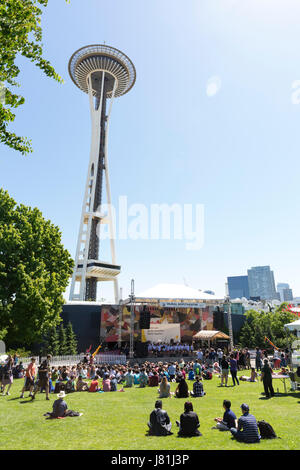 Seattle, Washington, USA. 26. Mai 2017. Menschenmenge versammelte sich im Wandbild Amphitheater während der Northwest Folklife Festival. Das jährliche Festival der ethnischen, Volksmusik und traditionelle Kunst, Kunsthandwerk und Musik, die über das Memorial Day Wochenende in Seattle, Washington in Seattle Center stattfindet. Im Jahr 1971 von der Seattle Folklore Society, der National Parkservice und der National Folk Festival Association gegründet. Bildnachweis: Paul Gordon/Alamy Live-Nachrichten Stockfoto