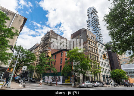 New York, USA. 26. Mai 2017. Leere Straßen im TriBeCa am Freitag vor dem Memorial Day Wochenende als New Yorker verlassen für einen dreitägigen Urlaub. 60 Geschichte Eigentumswohnung, 54 Leonard Street, bekannt als die Jenga-Gebäude erhebt sich über Loft und Industriegebäude © Stacy Walsh Rosenstock/Alamy Live News Stockfoto