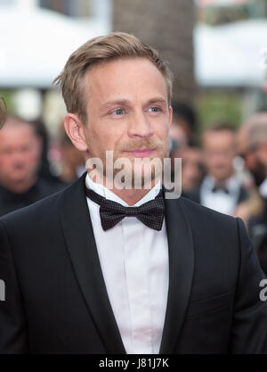 Cannes, Frankreich. 26. Mai 2017. Belgischer Schauspieler Jeremie Renier posiert auf dem roten Teppich für die Vorführung des Films "Amant Doppel" während der 70. Cannes Filmfestspiele in Cannes, Frankreich, am 26. Mai 2017. Bildnachweis: Xu Jinquan/Xinhua/Alamy Live-Nachrichten Stockfoto