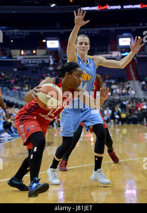 Washington, DC, USA. 26. Mai 2017. 20170526 - Washington Mystics guard Elfenbein LATTA (12) dribbelt gegen Chicago Sky Garde ALLIE QUIGLEY (14) in der ersten Hälfte im Verizon Center in Washington. Bildnachweis: Chuck Myers/ZUMA Draht/Alamy Live-Nachrichten Stockfoto